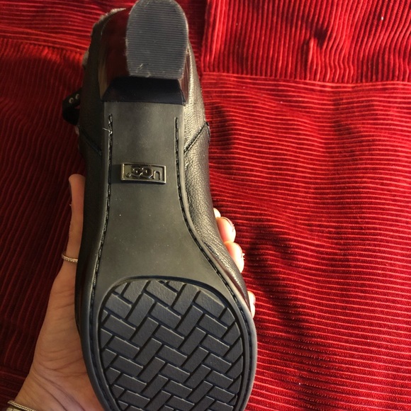 UGG  sheepskin ankle boots size 8.5 black leather - Picture 7 of 8